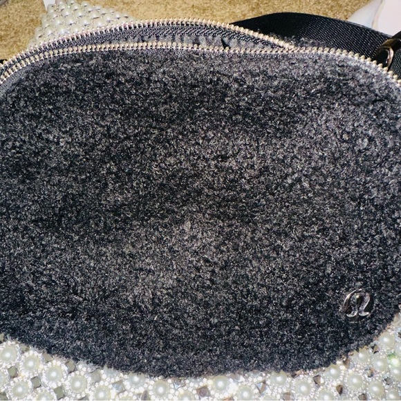 Lululemon Black Sherpa Belt Bag - Picture 14 of 16